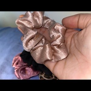 4 piece scrunchies/hair ties